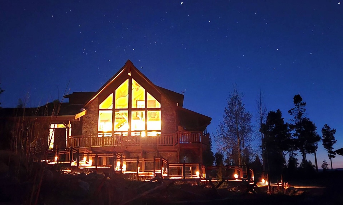 Grand Lake House | Modern & cozy! Mountain & lake views! Hot Tub! Pet Friendly!