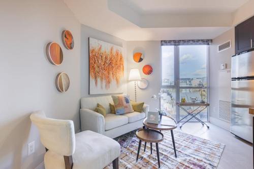 Wellington Place Apartment | Modern Downtown Toronto Condo near CN Tower