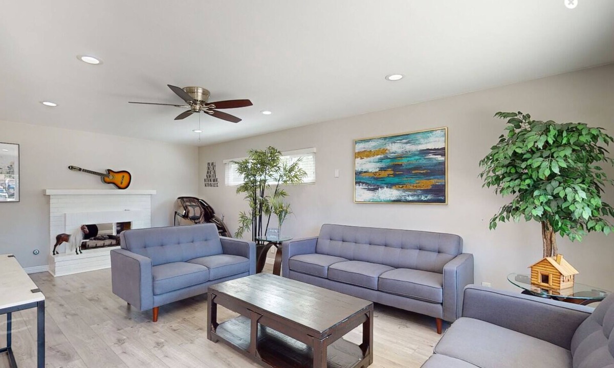 Orange House | Modern Family Oasis – Pet-Friendly & Minutes from Disney