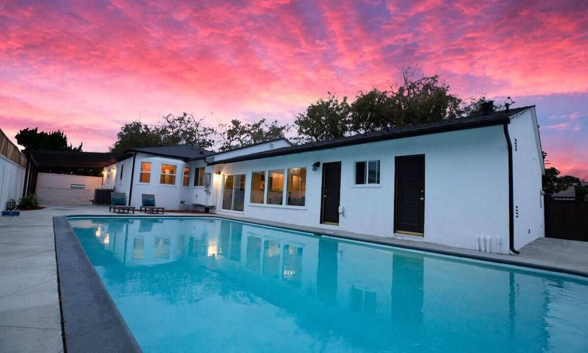 Los Angeles House | Modern Home close to SoFi Stadium, LAX & Beaches