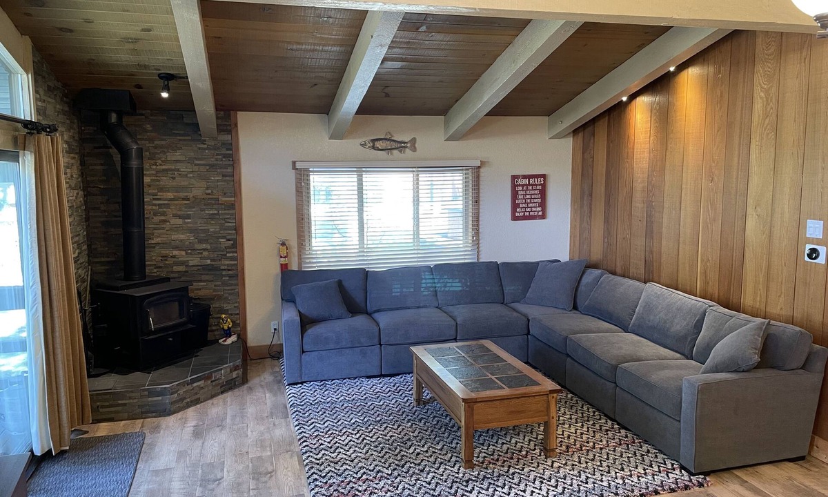 Mammoth Lakes Condo | Modern Mountain 4 bedrooms On Free Ski/Town Shuttle loop