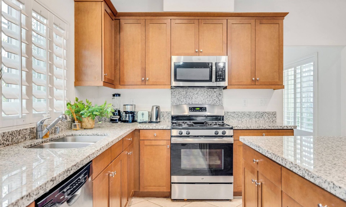 Los Serranos House | Montclair Grand, Stylish Retreat for Your Getaway