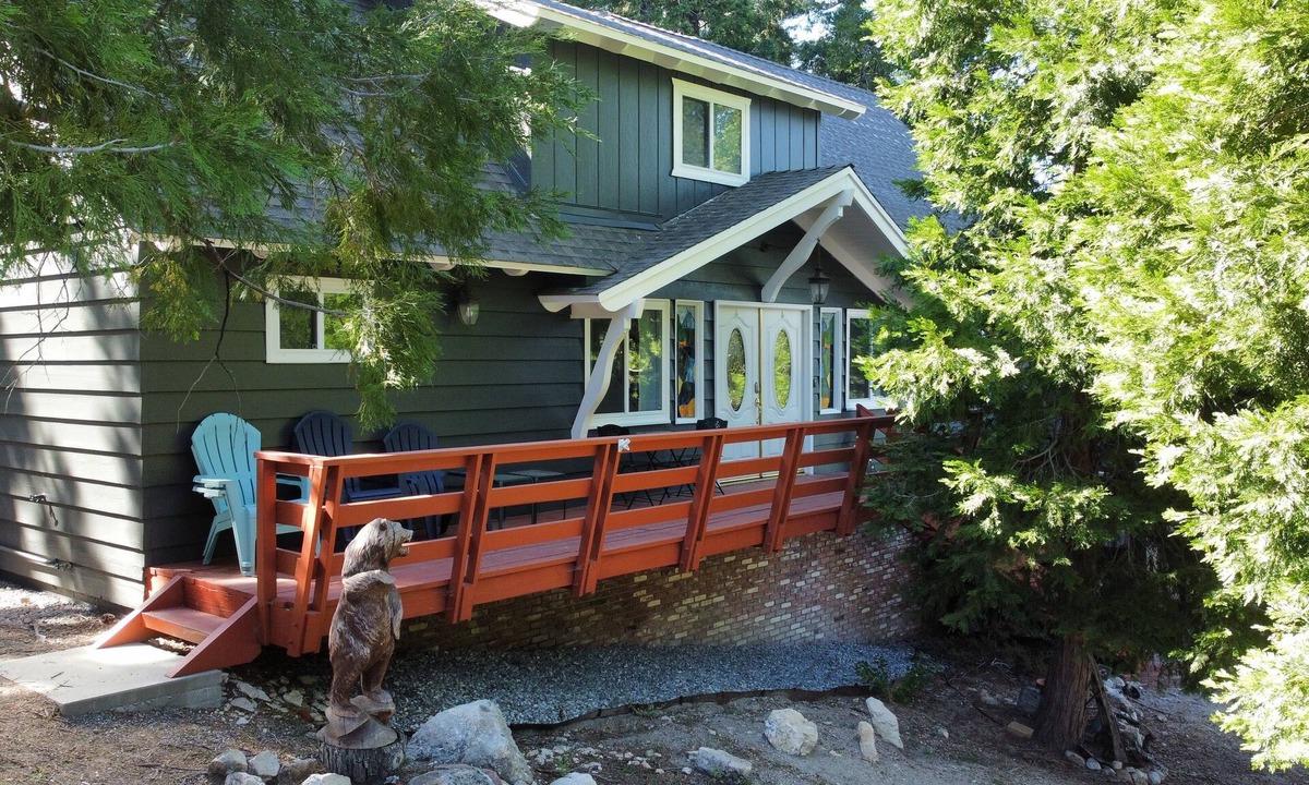 Lake Arrowhead Cabin | Mountain cabin retreat fenced yard game room easy parking