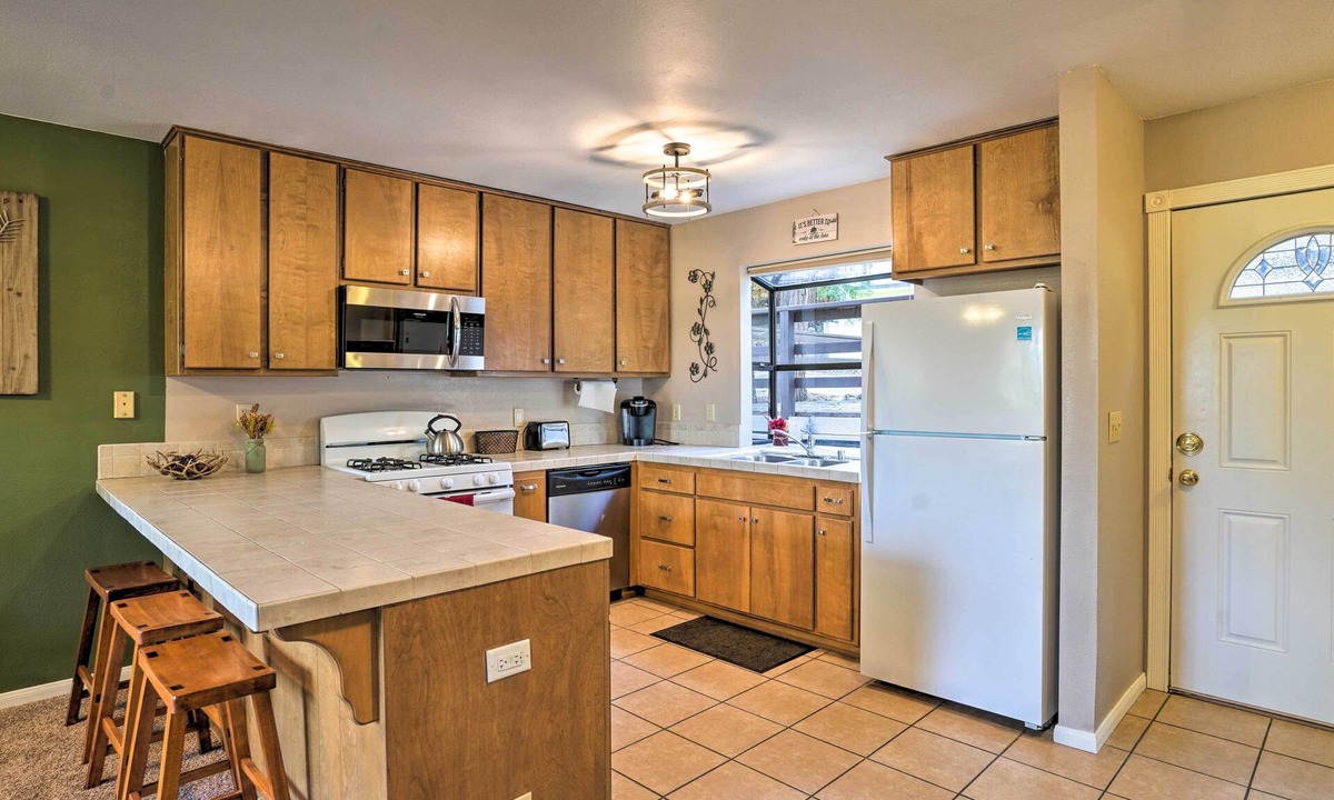 Twin Peaks Cabin | Mountain Escape w/ Views, 3 Mi to Lake Arrowhead