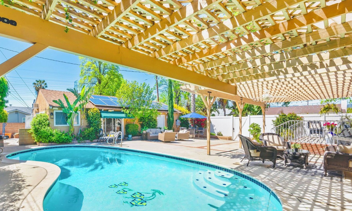Northridge House | New Beautiful Modern 3 bedroom /Heated Pool with Full Amenities