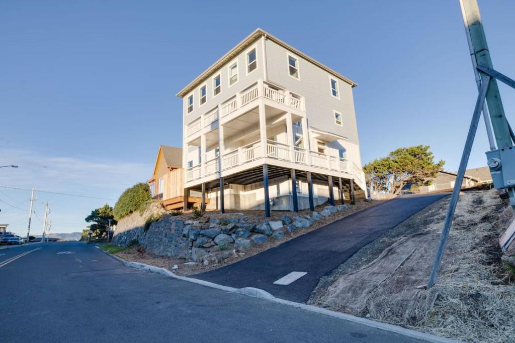 Lincoln City House | New construction in 2025, Ocean View, Hot Tub, Arcade, Sleeps 20