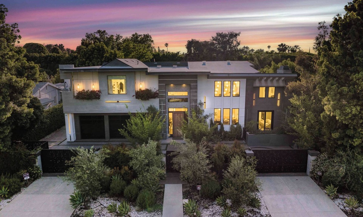 Encino House | New Gated Modern 6bd/5ba 5,700sf Courtside Estate in Encino w 85ft pool & spa!
