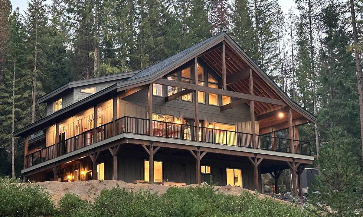 Crescent Ski Chalet | New Luxury Chalet-3 Suites 2 King/1Q, Mnt Views, Crater Lake & Willamette Pass