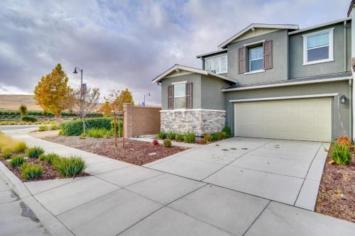 Tracy House | Newly Built Tracy Home w/Backyard + Pool Access!