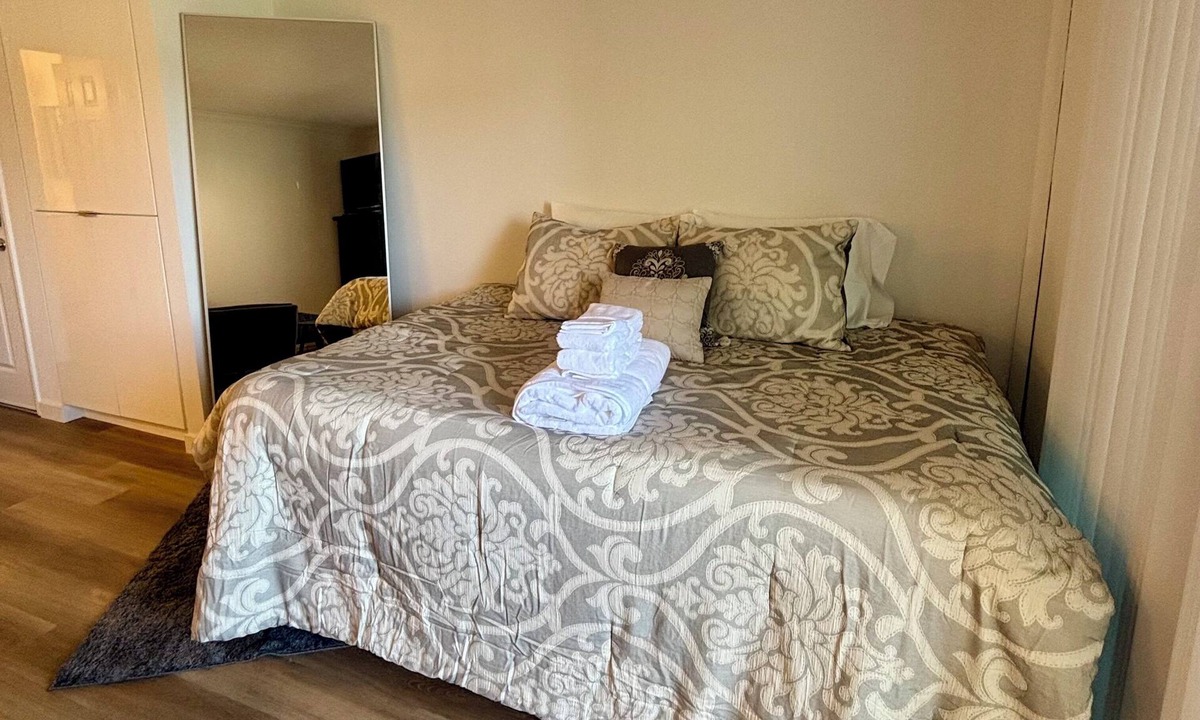 Santa Ana Heights Apartment | Newport Beach Modern Studio With A Patio-A/C-Resort Pool- 24/7 Gym- & more