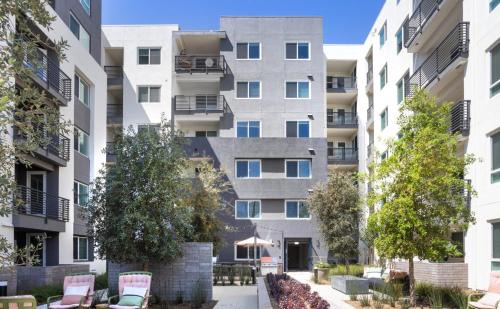 North Hollywood Apartment | Noho Alexan Modern 2bed Duo with FREE Parking