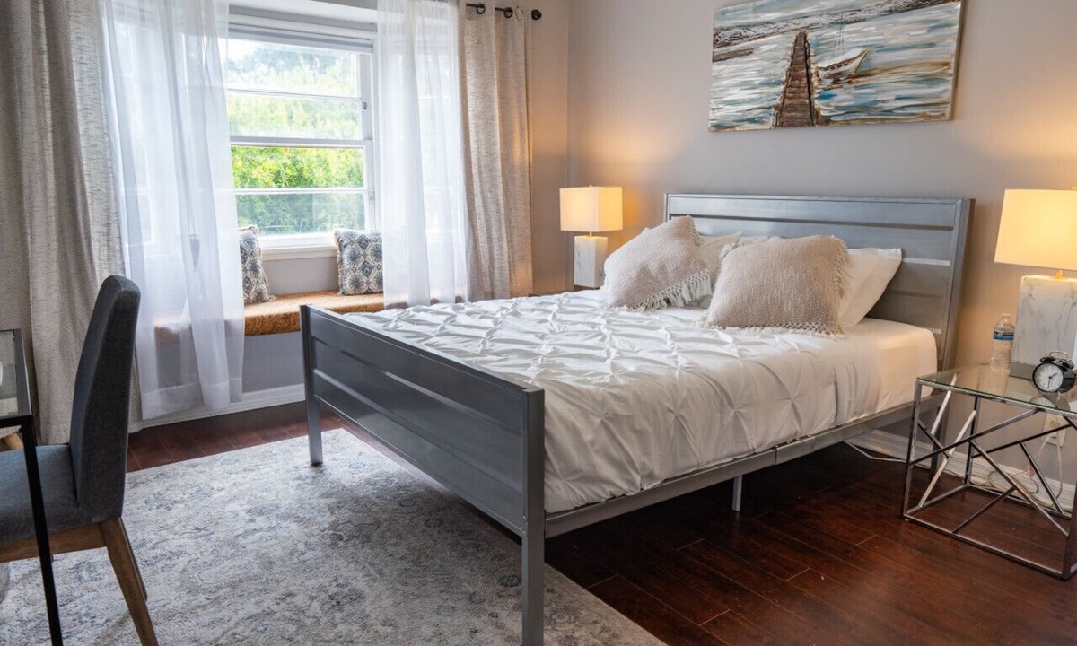 NoHo Arts District House | NOHO SERENITY: UPDATED MODERN 3BR HOUSE w/BACKYARD & OUTDOOR SEATING p15
