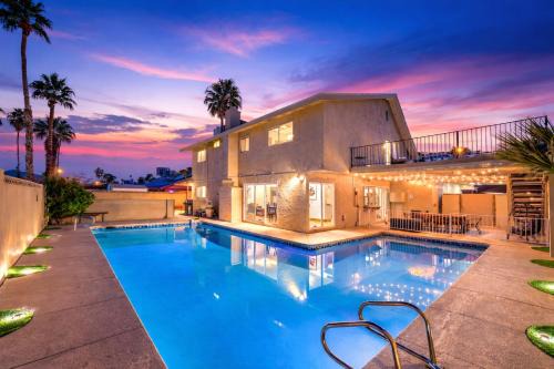 Paradise House | Oasis Near STRIP Pool Jacuzzi Deck Poker Room
