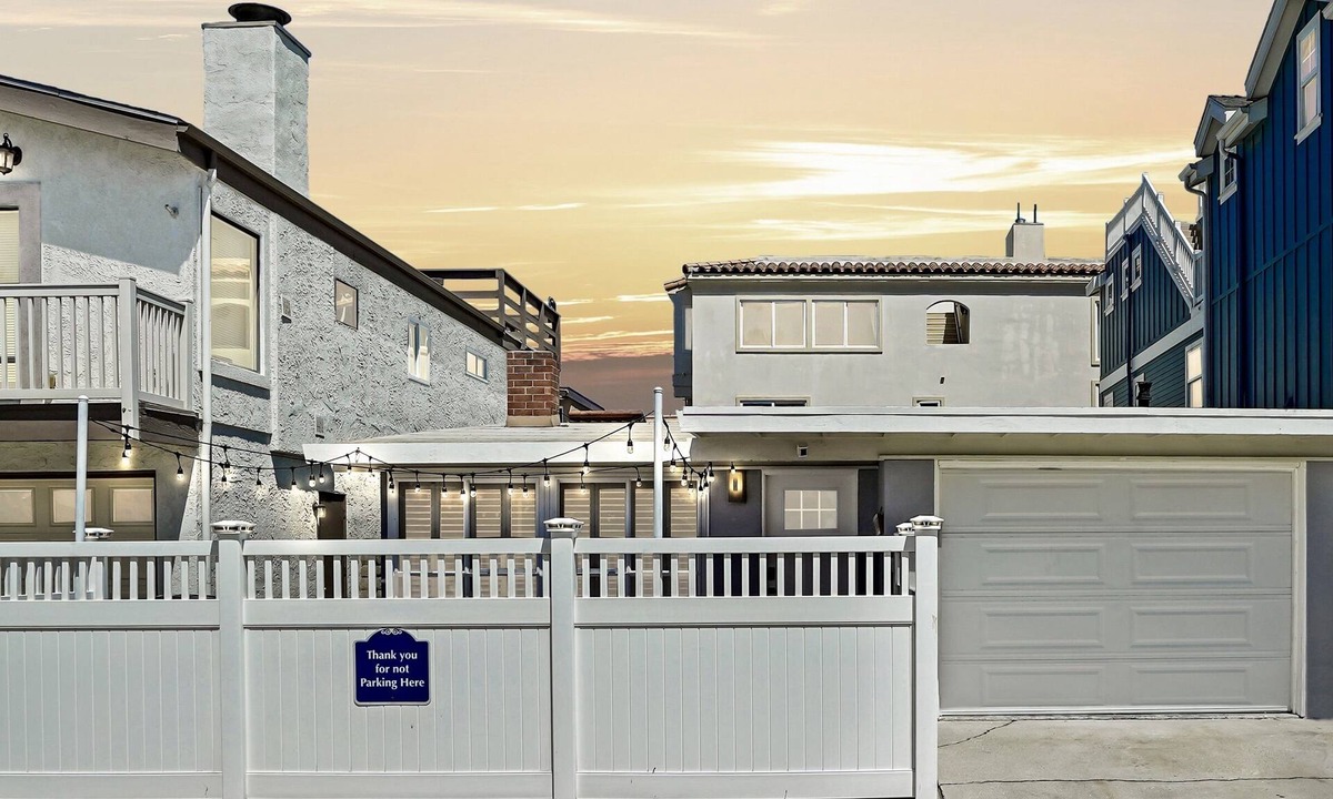 Silver Strand House | Ocean just Steps Away! Family and Pet-Friendly