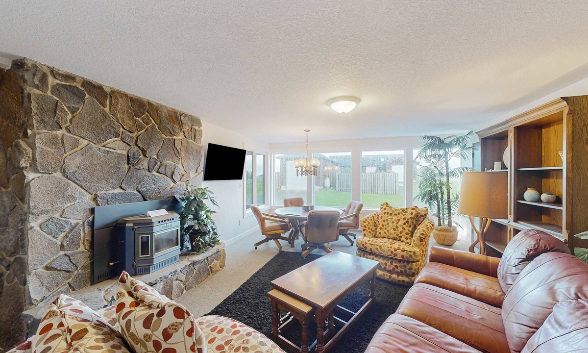 Bandon House | Ocean view 70s-themed home with beach access, grill, funky interior, & W&D