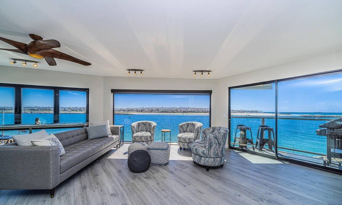 South Mission Beach Condo | Ocean Views * Penthouse * Dogs OK!