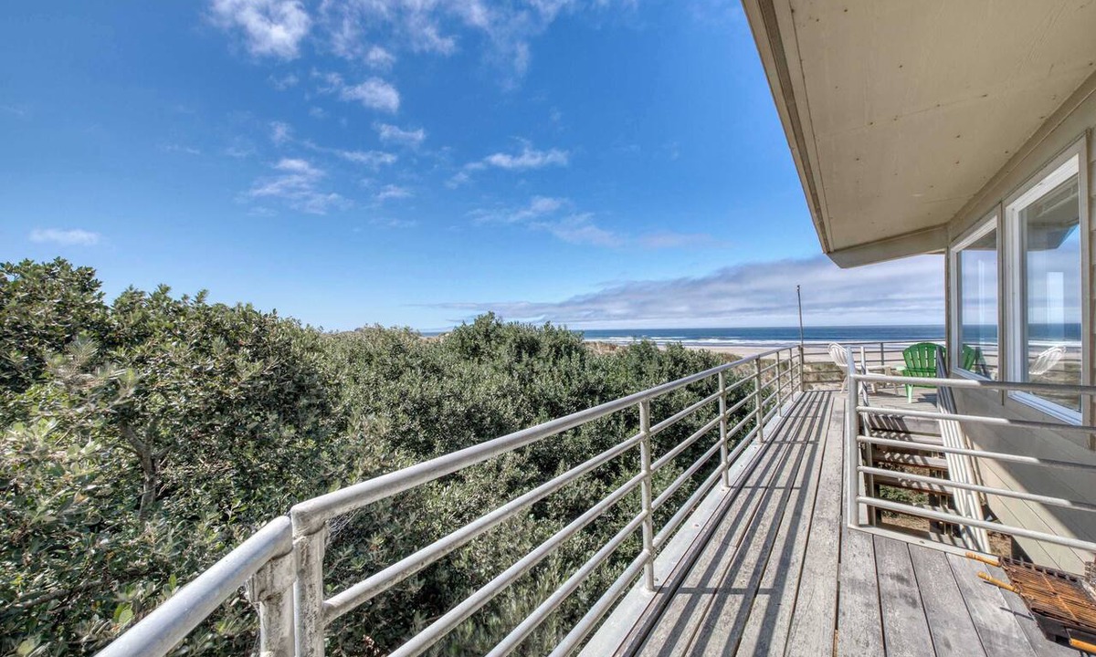 Bandon House | Oceanfront dog-friendly house w/deck overlooking the water
