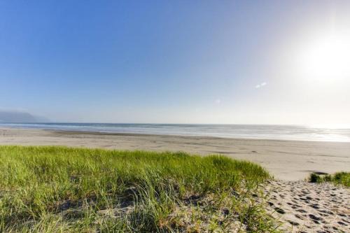 Gearhart House | Oceanfront getaway close to Gearhart Golf Links no pets