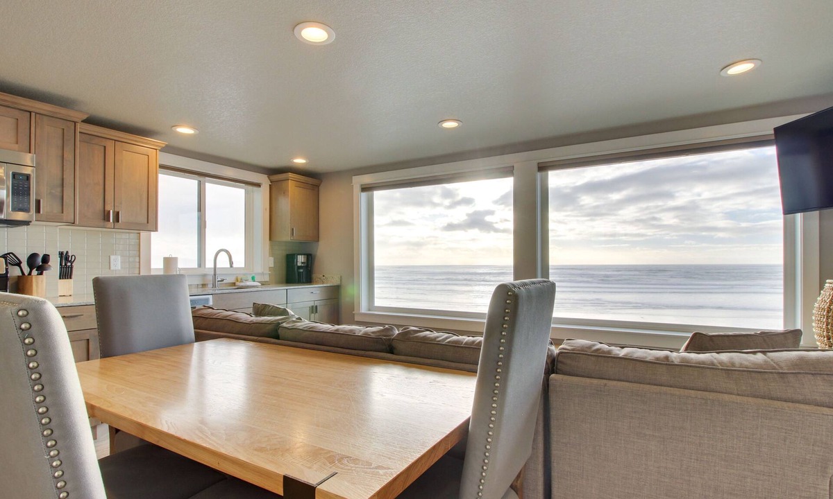 Oceanside Condo | Oceanside Inn #4: Storm Rock