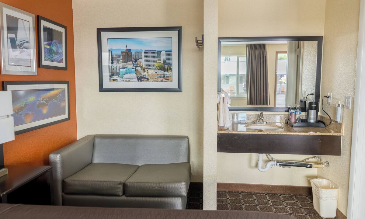 Lakeview Hotel | Oregon Trail Inn and Suites