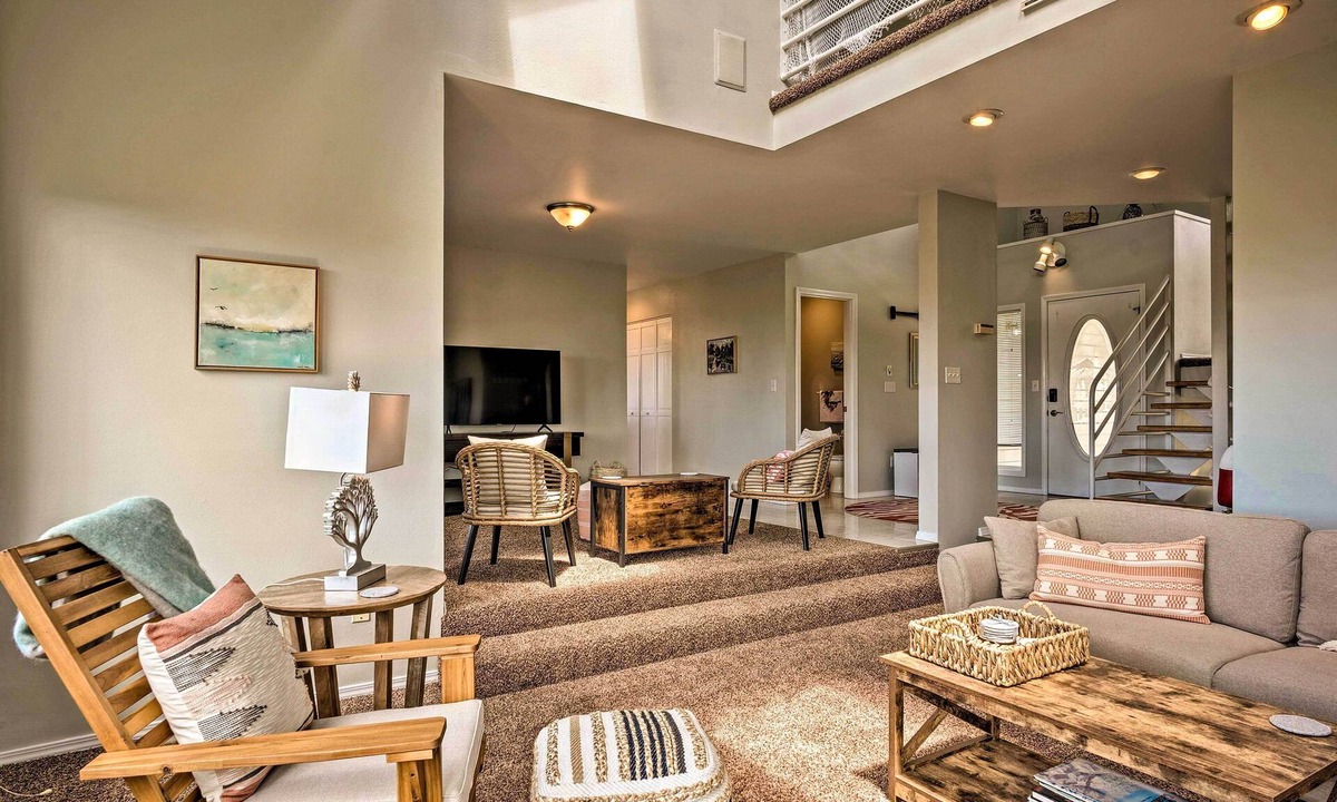 Coos Bay House | Pacific Ocean View! Chic Coos Bay Home