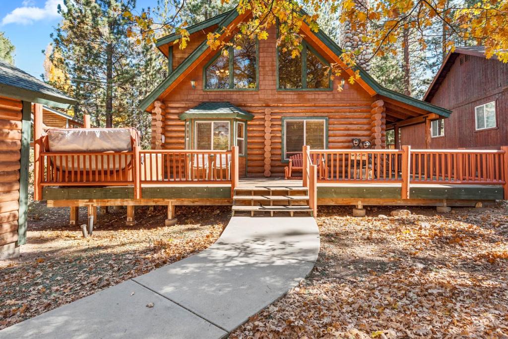 Summit Estates House | Papa Bear's Hideout - Dream Getaway with Hot Tub and Game Room! cabin