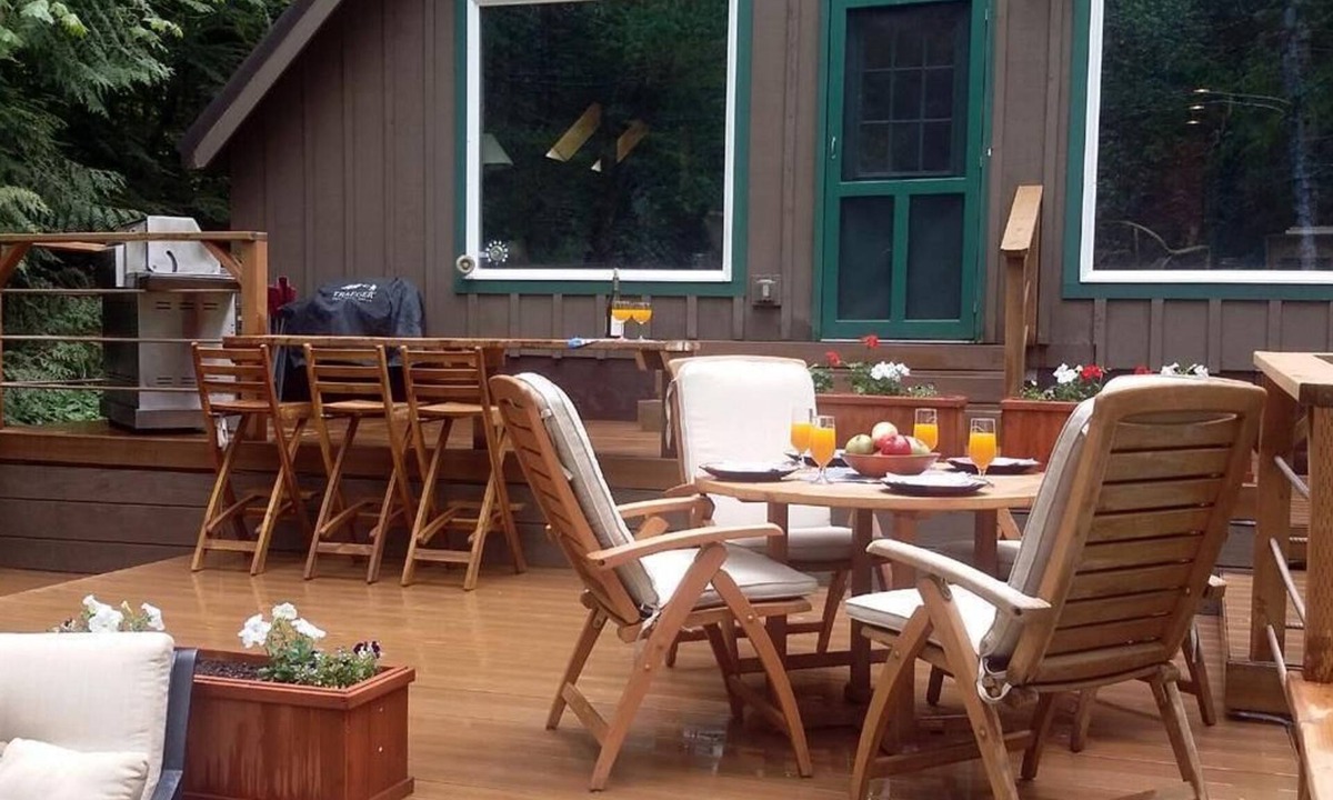 Rhododendron Ski Chalet | -Peaceful Eclectic Cabin, WiFi, Hot tub,pets welcome