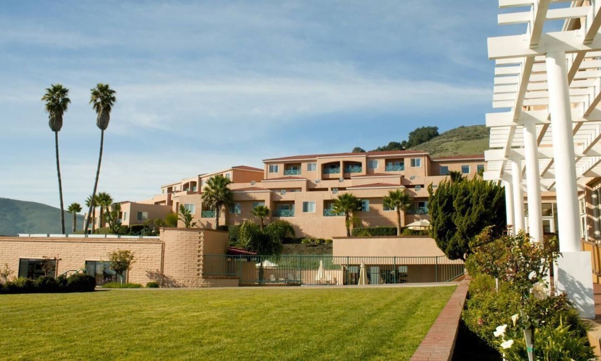 Avila Beach Resort | Perfect Beach Getaway! 2 Classy Units, Kitchen, Onsite Pool, Free Parking