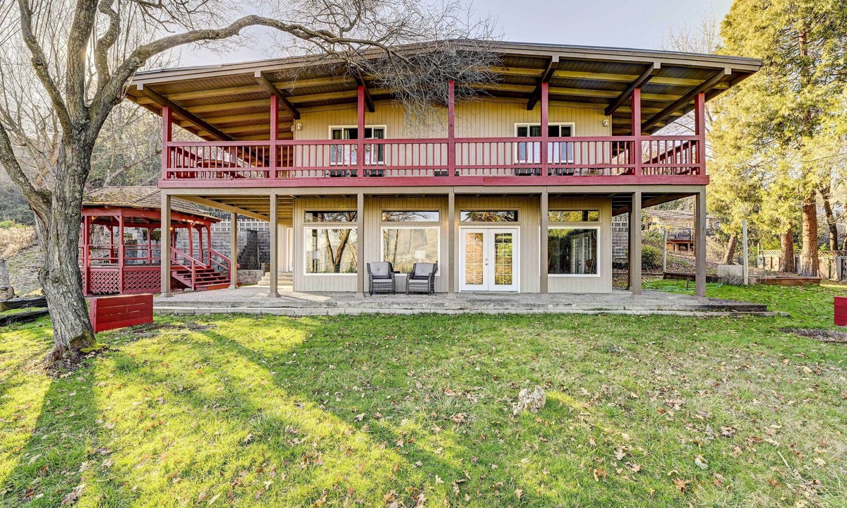 Grants Pass House | Pet-Friendly Grants Pass Home w/Hot Tub!