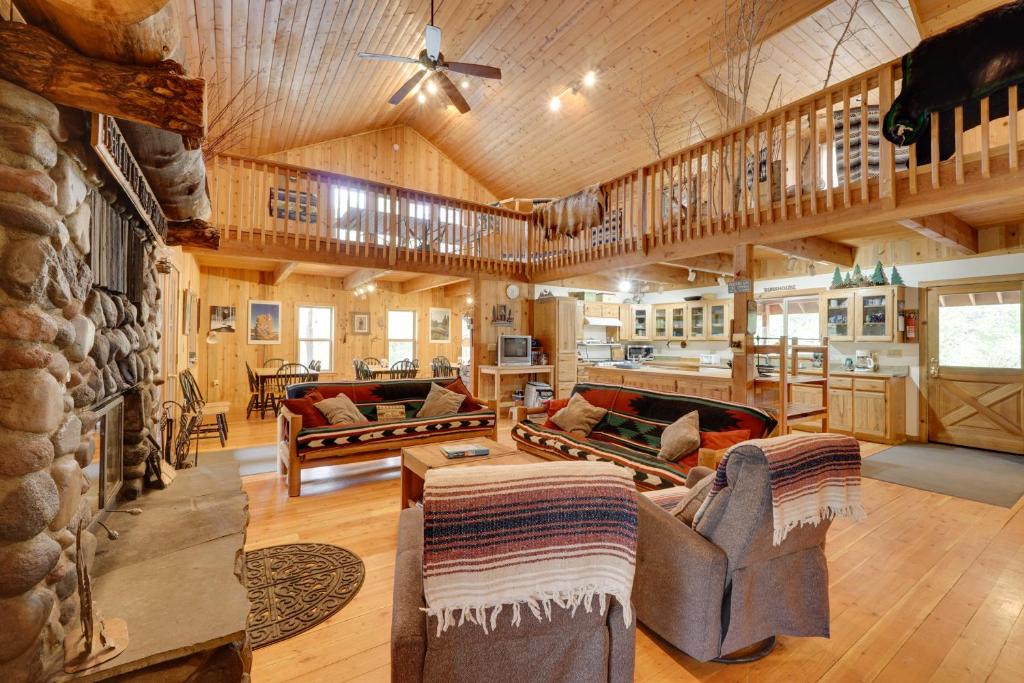 Fort Klamath House | Pet-Friendly House w/Deck: Near Crater Lake!