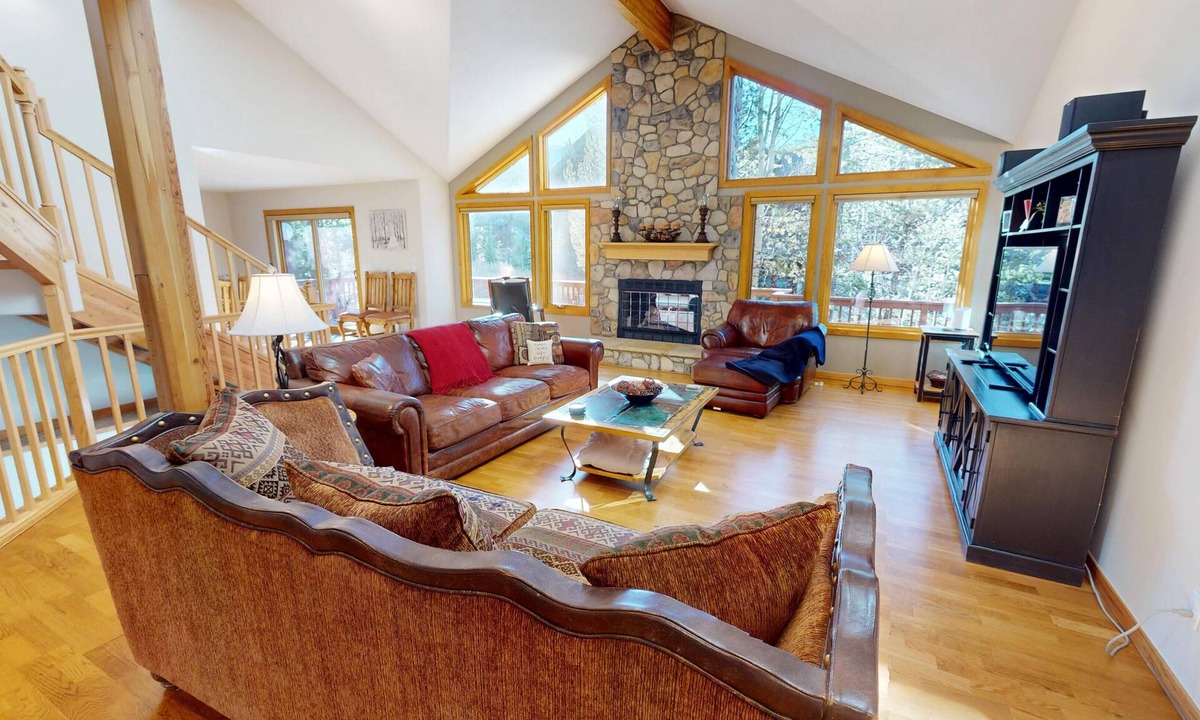 Three Peaks House | Pet Friendly, Private Hot Tub! Great for Gatherings, Teams. 2 Living Areas!