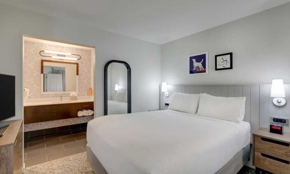 Sunnyvale Hotel | Pet Friendly Queen Suite, Pool and Gym Access! Near Shoreline Amphitheatre