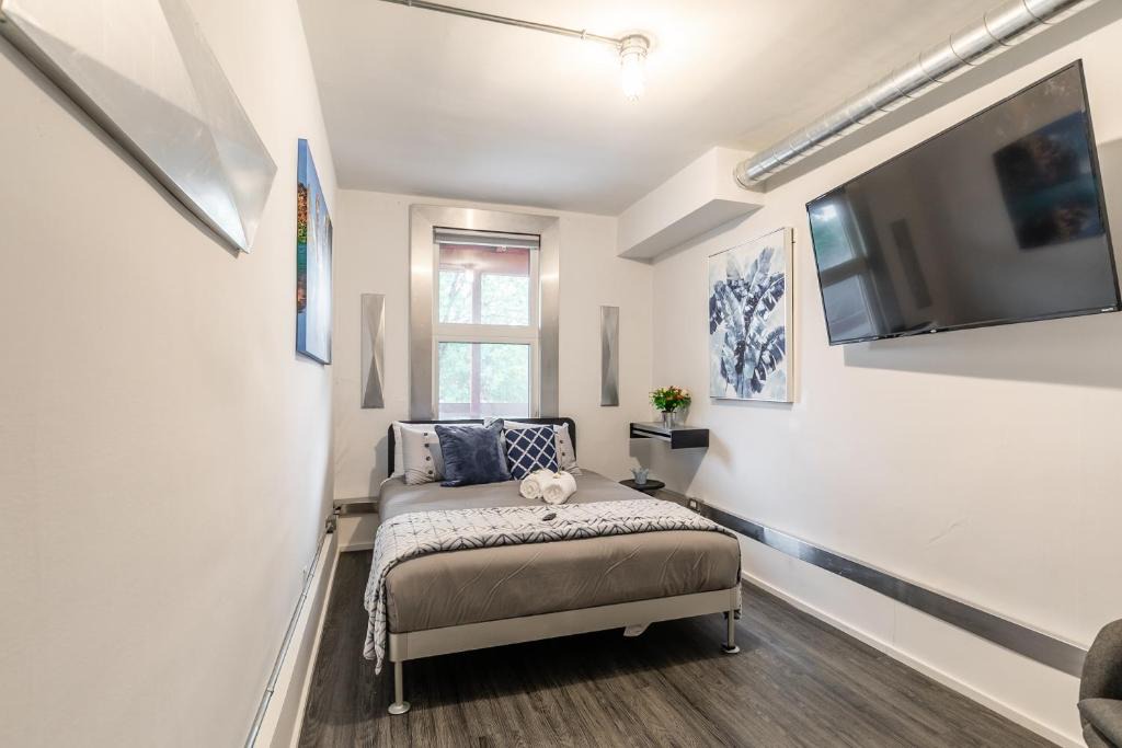 Lowertown Apartment | PRIME Downtown - Upscale 1BR in the Byward Market!