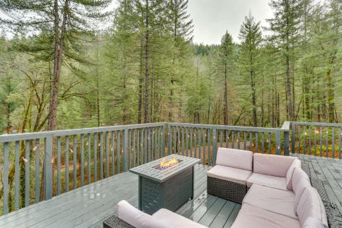 Lakehead House | Private Cabin w/Forest Views & Grill in Lakehead!