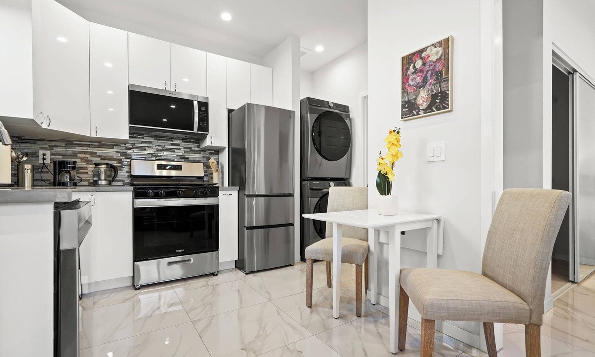 Lake Balboa House | Private, Fully loaded, Quiet, New Guesthouse!