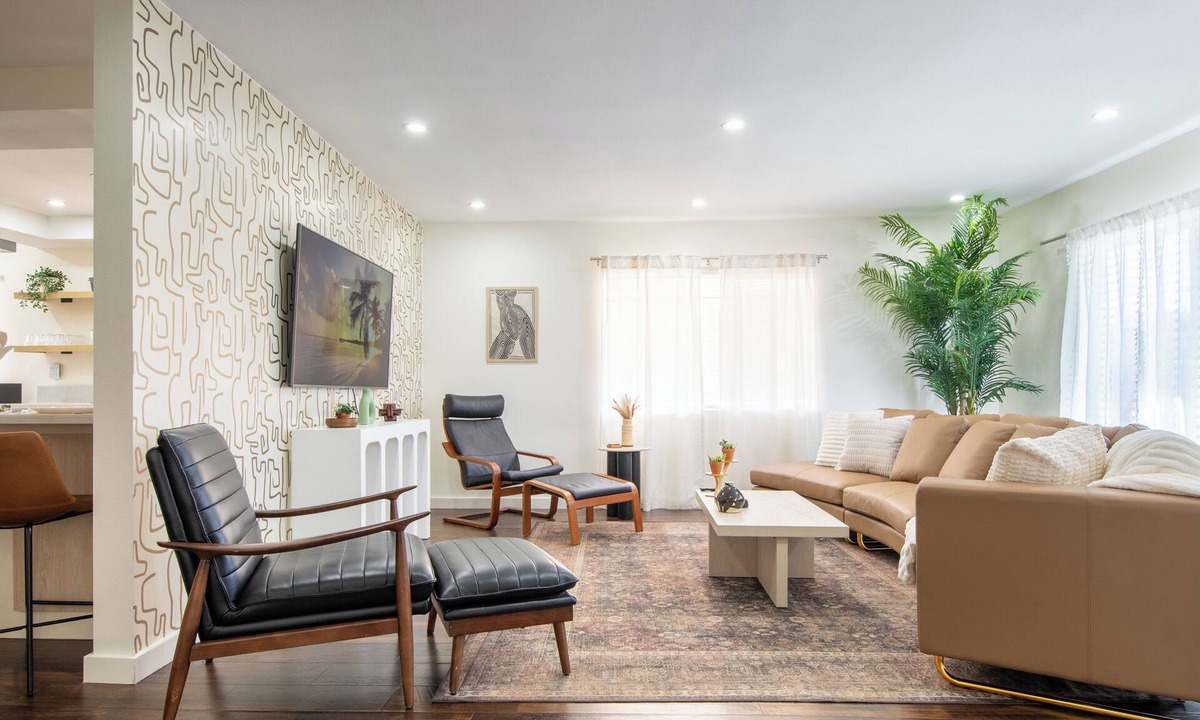 Hawthorne House | Private - Gated - Yard, Fire Pit, LAX, SoFi, Beach - Minutes to World Cup