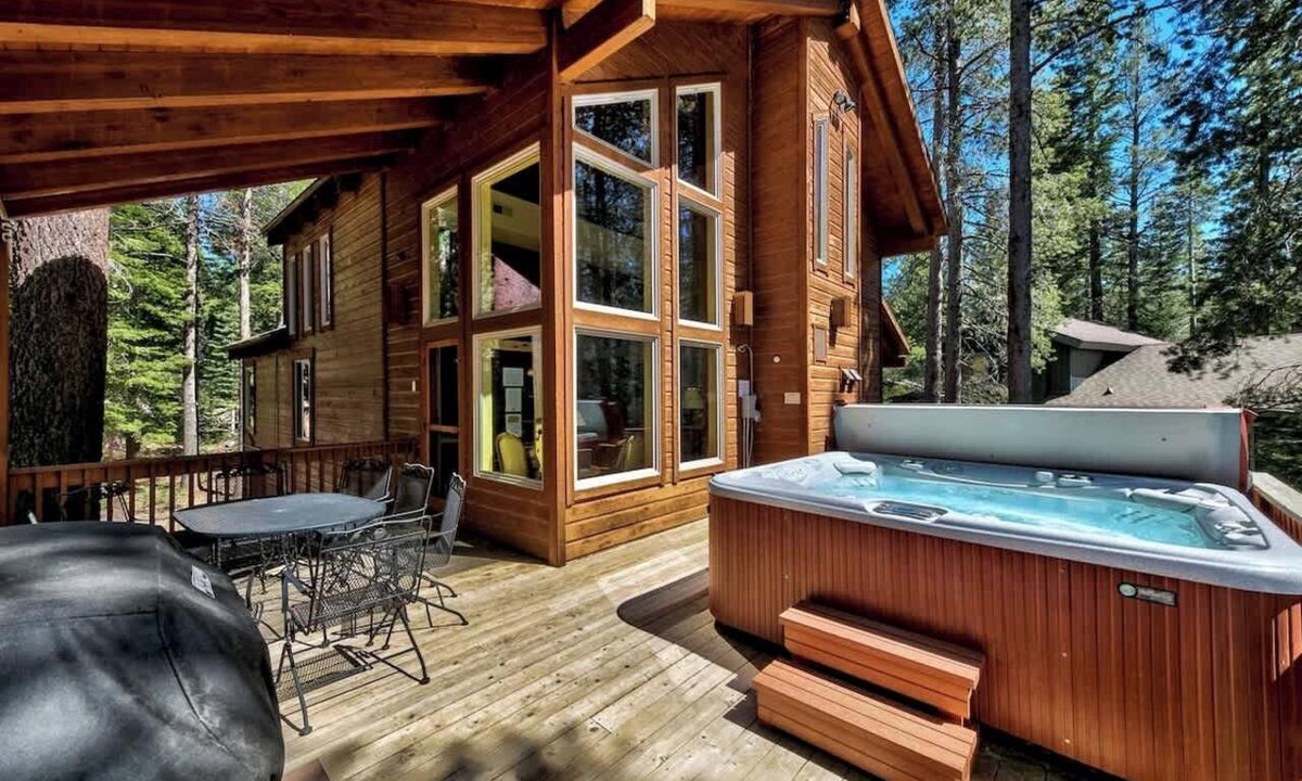 Truckee Cabin | Ramshorn Basecamp: Golf Course, Hot Tub, Bunk Beds, Beautiful Views, Arcade