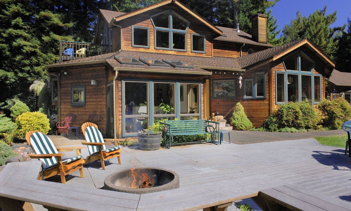 Trinidad House | Raven Ridge Retreat - Redwoods, Hot Tub & Firepit!