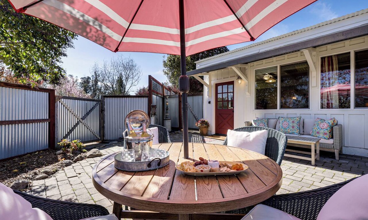 Sebastopol Apartment | 'Red Barn Guest Cottage' Wine Country Escape