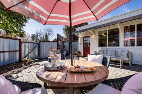 Sebastopol Apartment | 'Red Barn Guest Cottage' Wine Country Escape