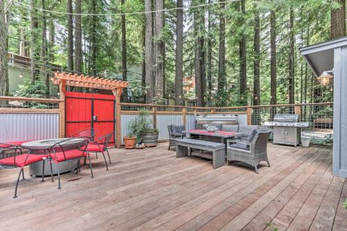 Guerneville House | Redwoods Cabin w/Hot Tub: Walk to Russian River!