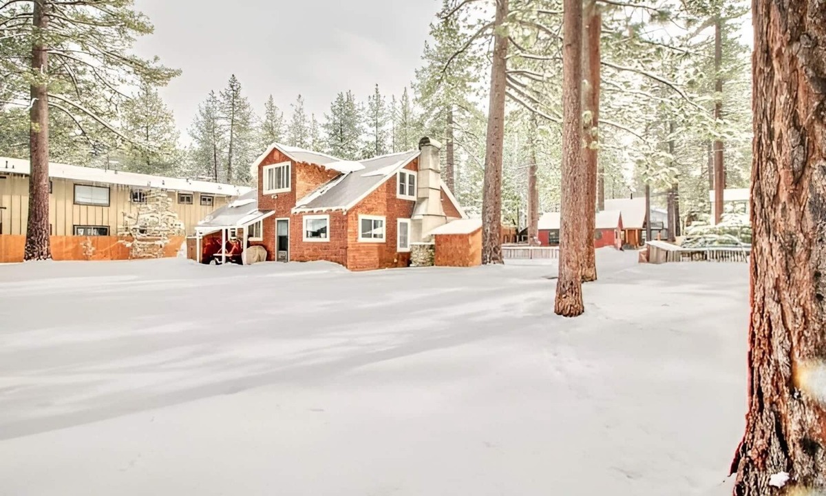 Al Tahoe Cabin | Regan Beach Cabin w/Huge Yard | Walk to Lake
