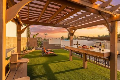 Lemon Grove House | Renovated Lg Backyard w Outdoor DIning