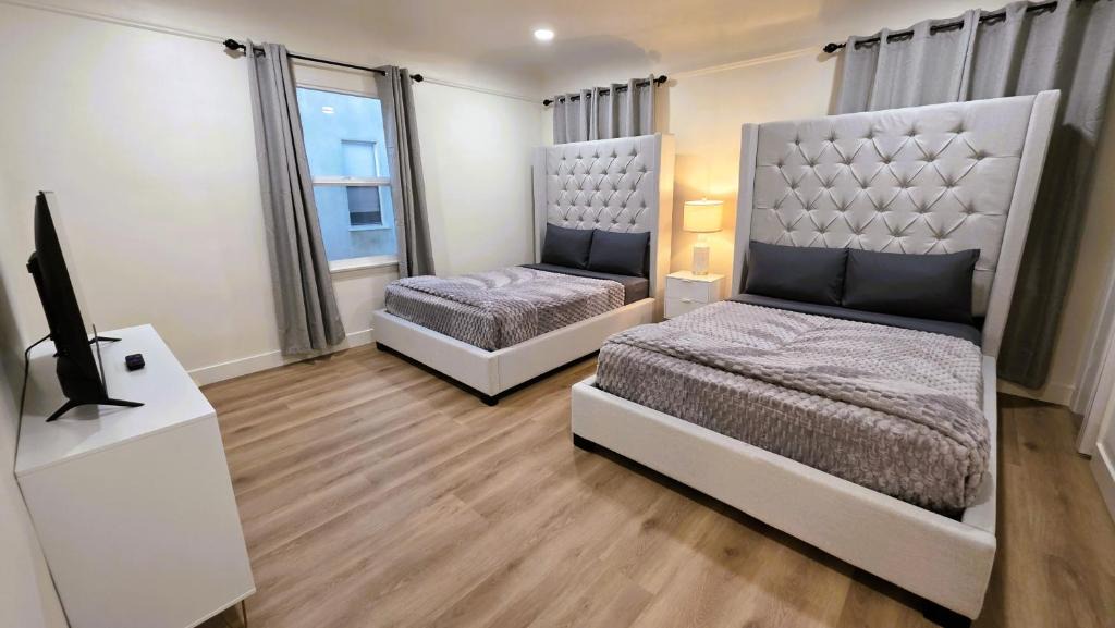 Pico - Robertson Apartment | Renovated Three Bedroom Near Cedars Sinai and Beverly Hills With Parking