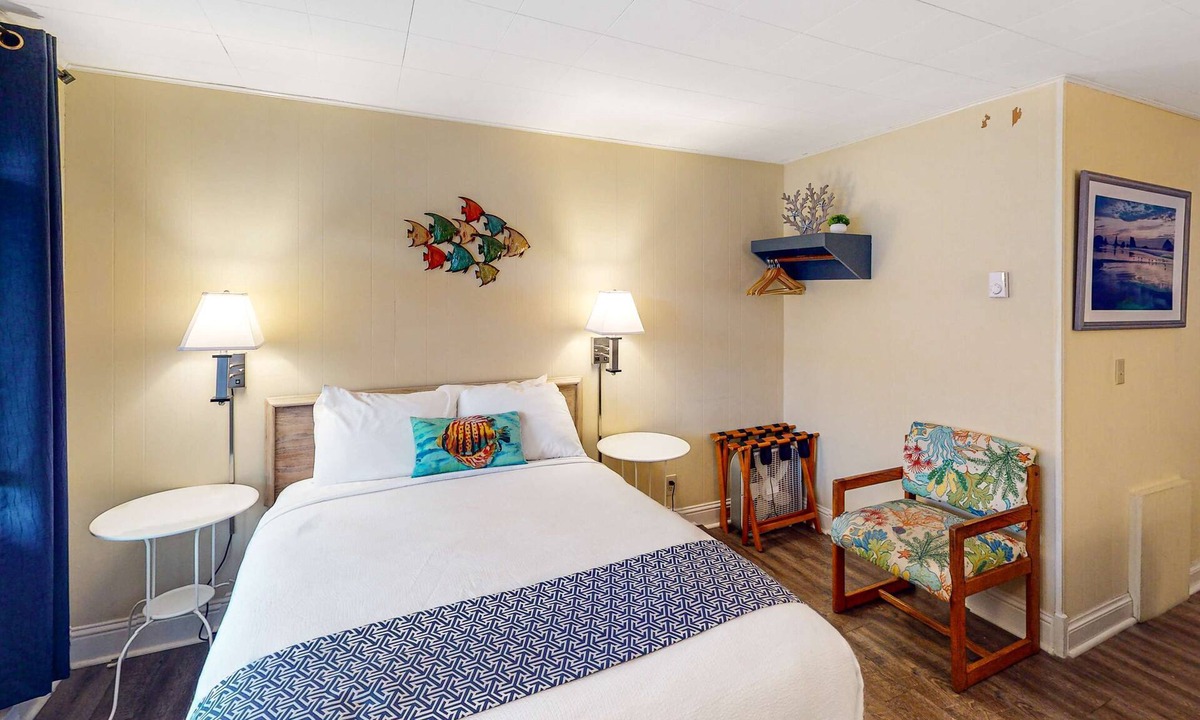 Bandon Apartment | Retro beach room with fast WiFI - walk to downtown shops & restaurants