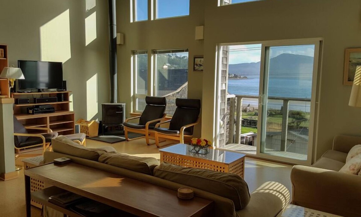 Happy Camp Hideaway House | Right across from Bay and Ocean and just steps to the beach!