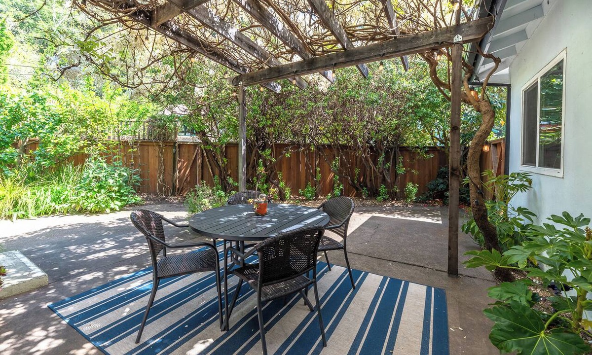 Guerneville House | River Cabin~Easy Walk to River~PLAYCATION! Russian River Bungalow