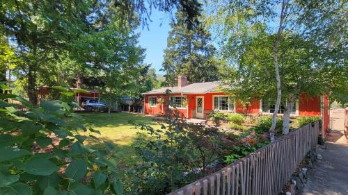 Gold Hill House | River Views 2 Homes Sleeps 14 Swim Spa