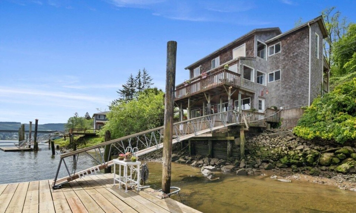 Nehalem House | *Riverfront*Pvt Dock*Game Room*6 mins to Beach*