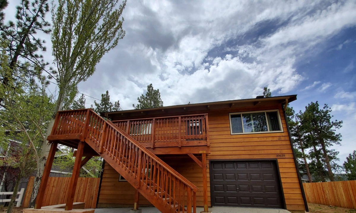 Patton House | Rustic Cabin close to Lake and village activities!